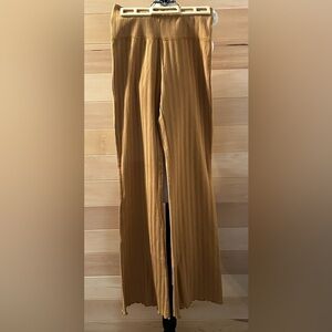 NWT- Aerie OFFLINE BY AERIE OG GROOVE FLARE
LEGGING SIZE MED